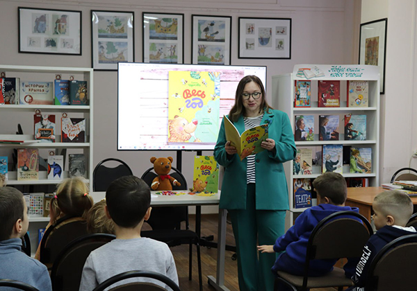 Презентация выставки иллюстраций из книги «Весь год» воронежской детской писательницы Елены Чертовой